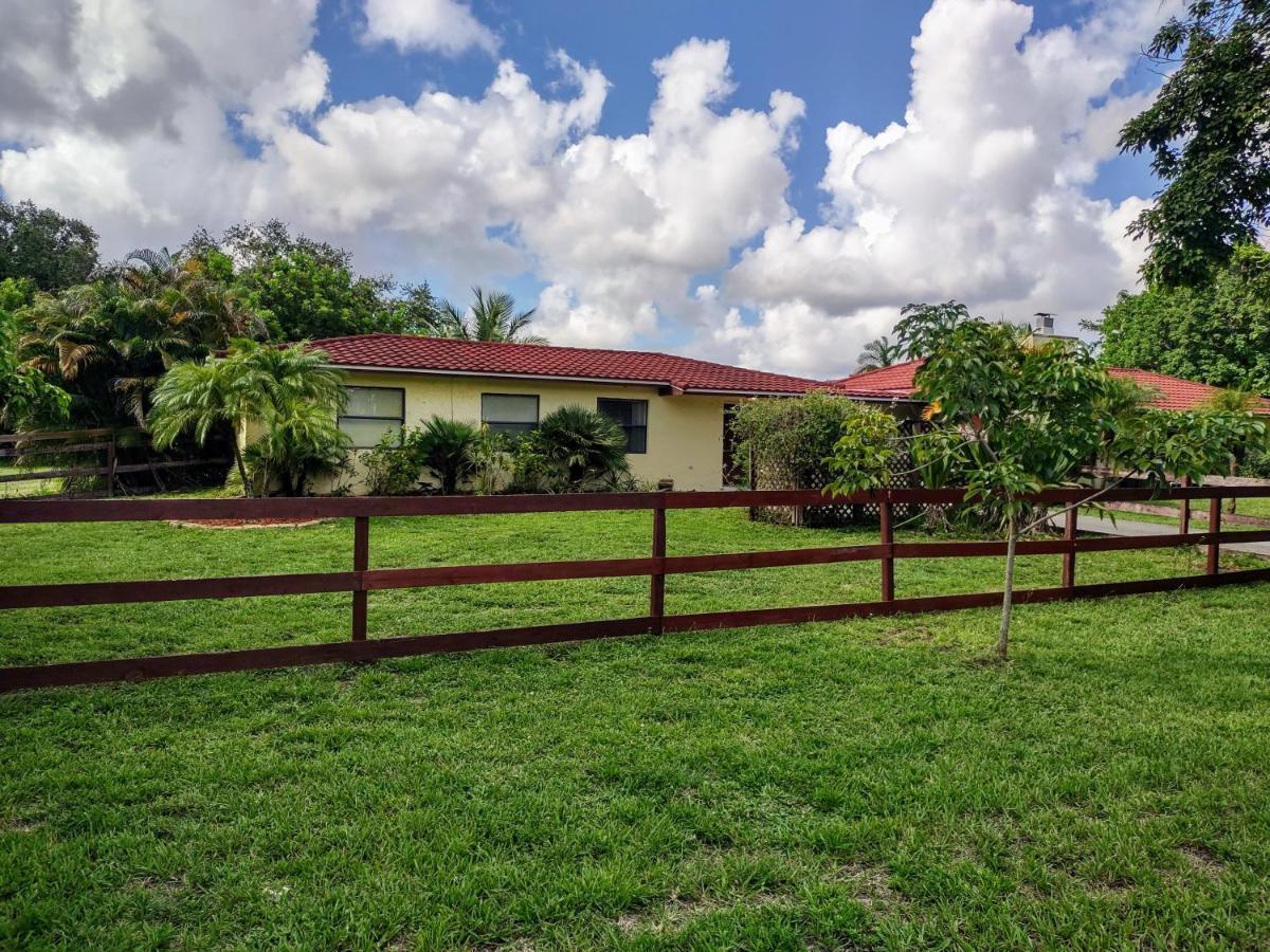 Sunshine Acre 2B 2B King Master Suite, Big Yard Davie Exterior photo