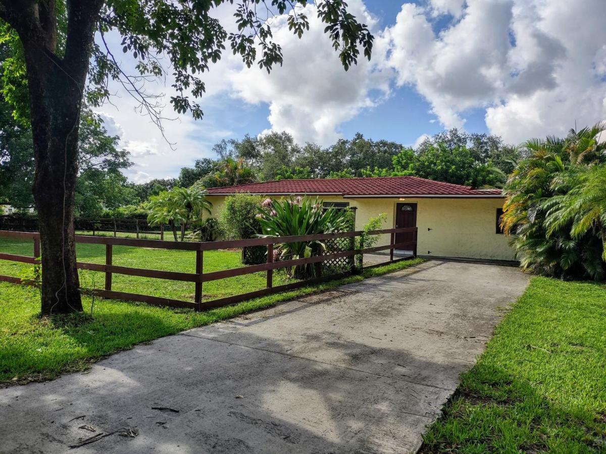 Sunshine Acre 2B 2B King Master Suite, Big Yard Davie Exterior photo